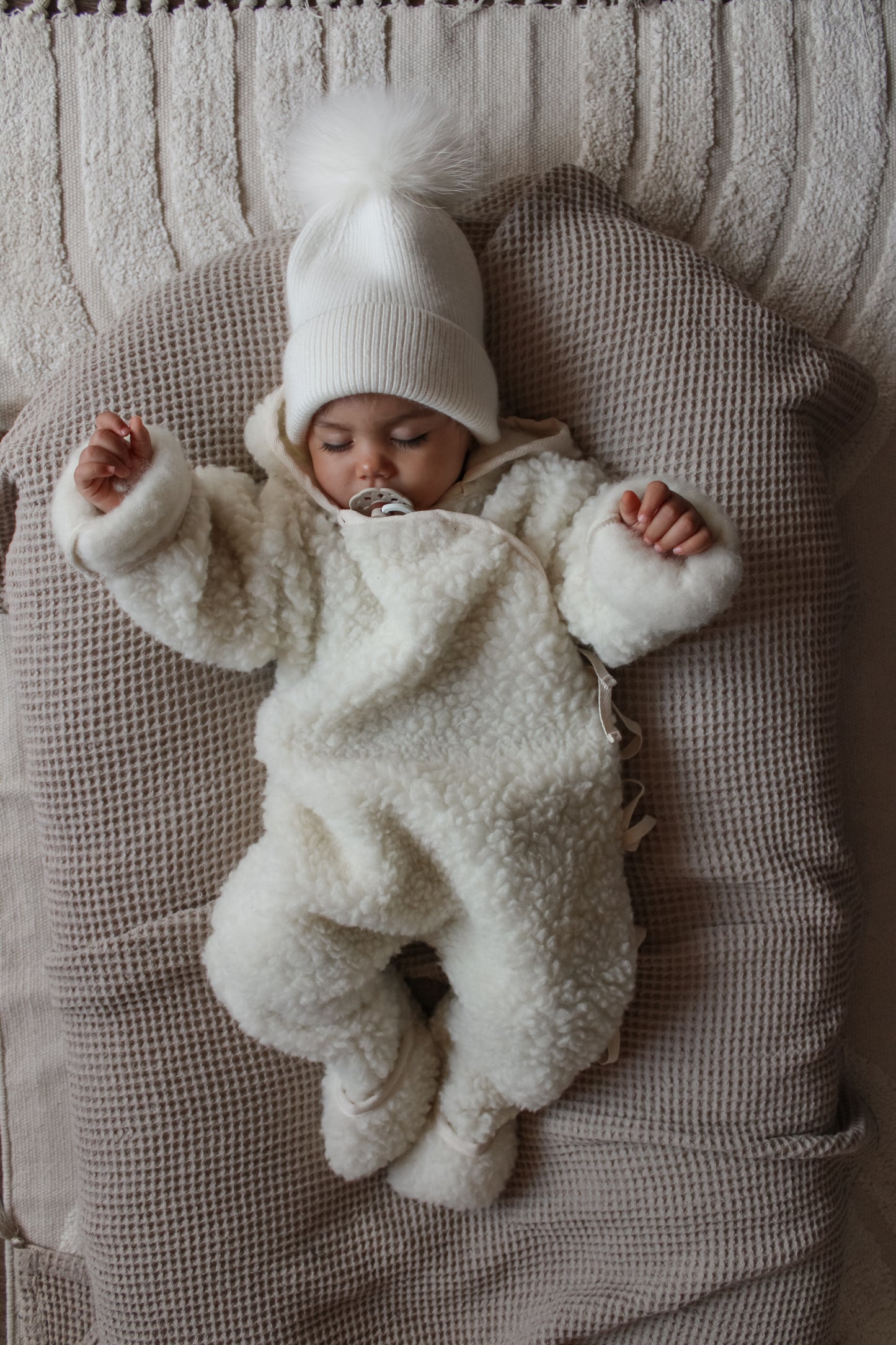 Kids cashmere hat (white) 1 pom-pom