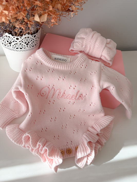 Personalizēts kokvilnas adīts bodijs ar galvas lentu (baby pink)