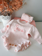 Personalizēts kokvilnas adīts bodijs ar galvas lentu (baby pink)