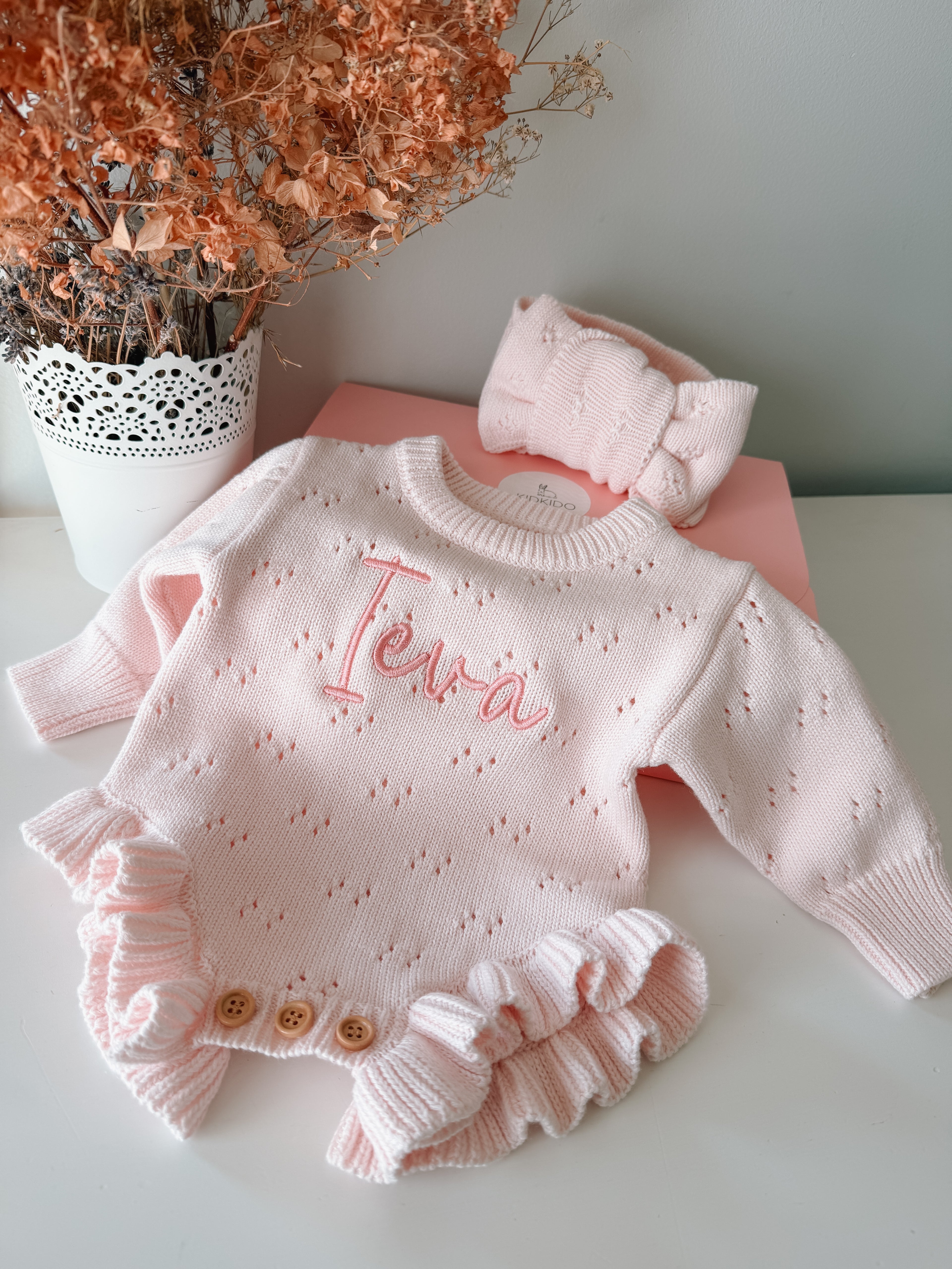 Personalizēts kokvilnas adīts bodijs ar galvas lentu (baby pink)
