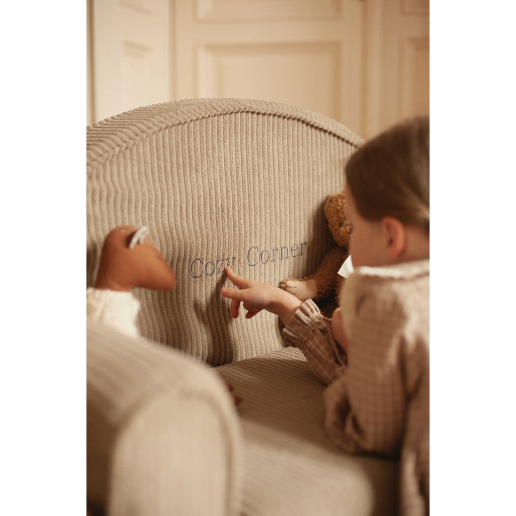 Velveta bērnu mini dīvāns ar izšūtu vārdu – gaiši brūns