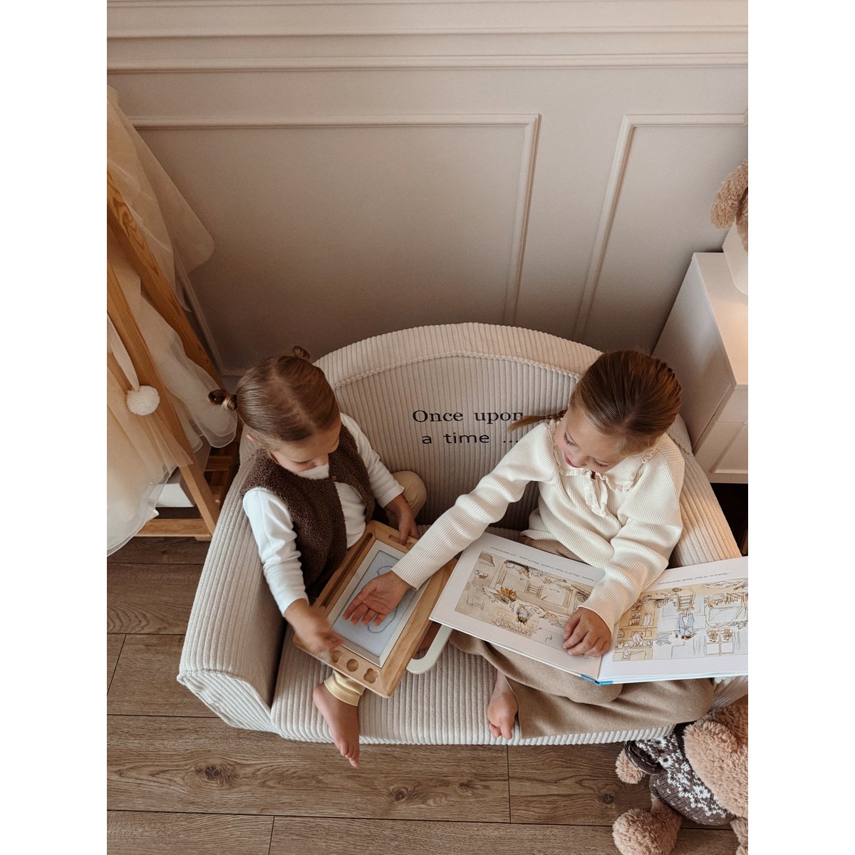 Velveta bērnu mini dīvāns ar izšūtu vārdu – krēmbalts