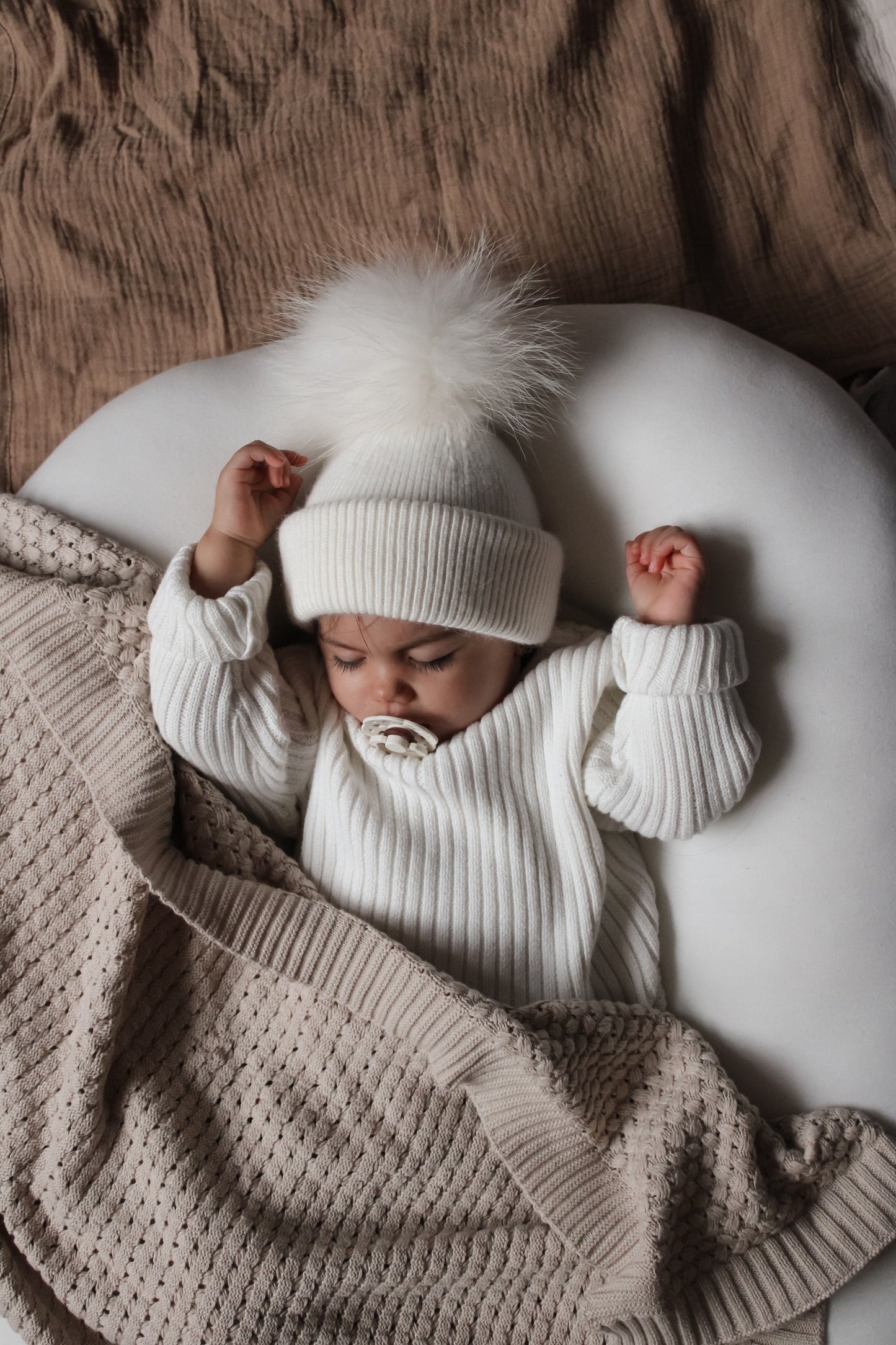 Kids cashmere hat (white) 1 pom-pom
