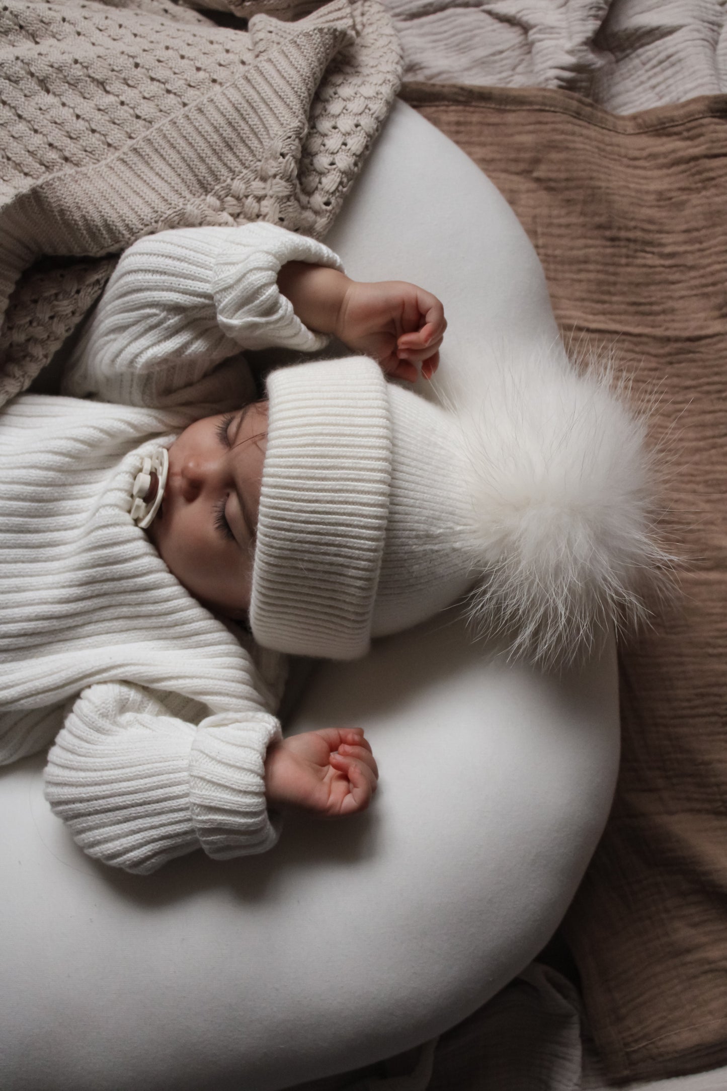 Kids cashmere hat (white) 1 pom-pom