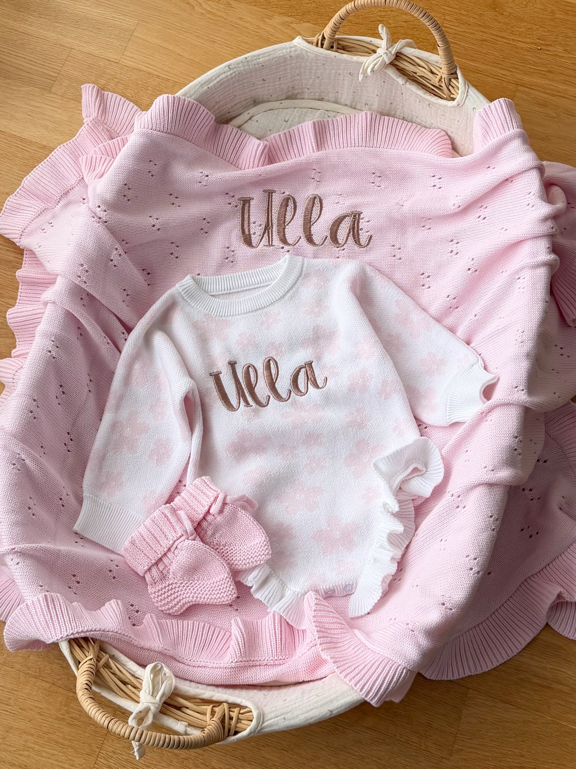 Personalizēts adīts romperis mazulim – Daisy