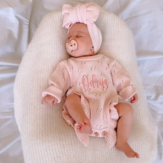 Personalizēts kokvilnas adīts bodijs ar galvas lentu (baby pink)