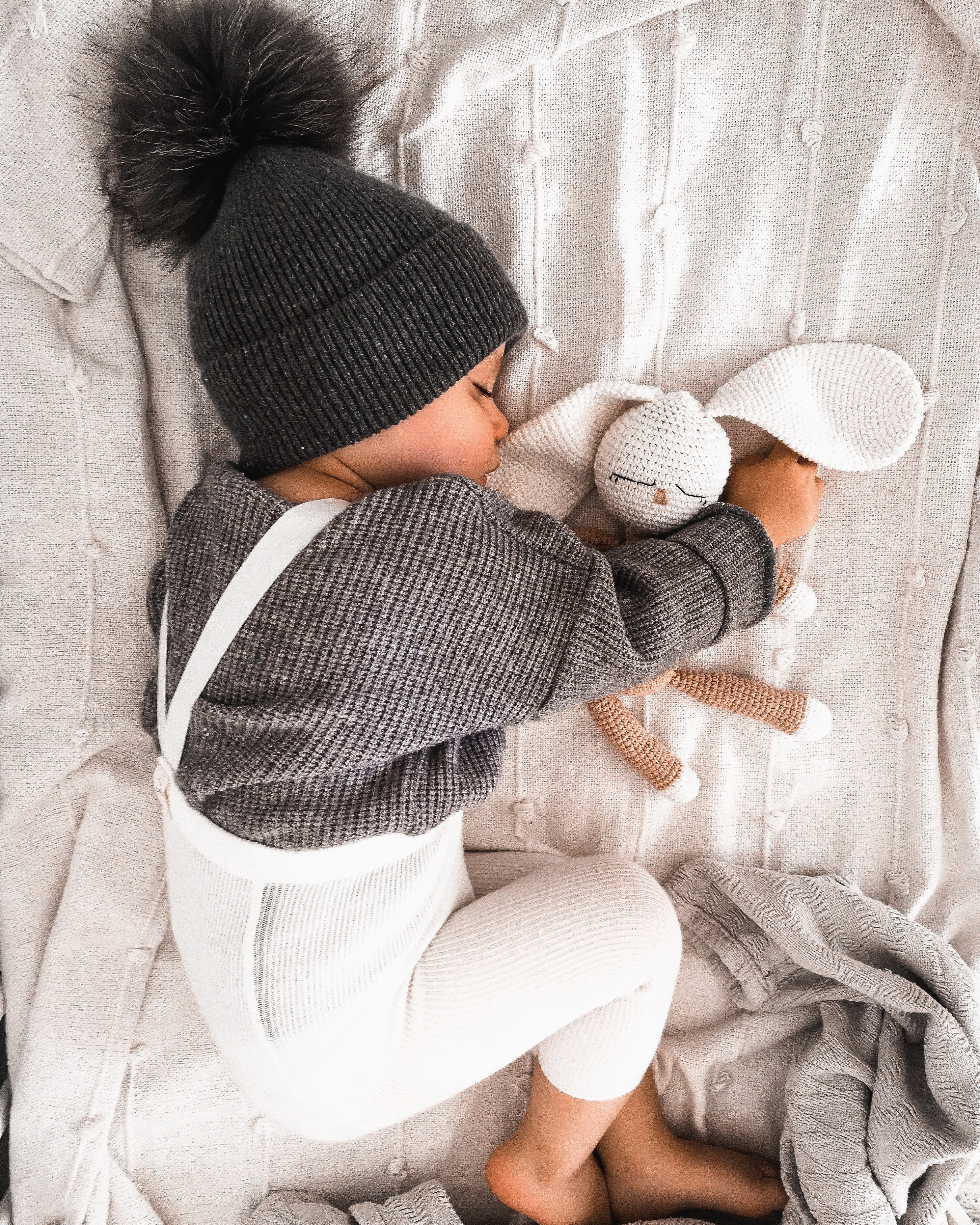 Kids cashmere hat (dark grey) 1 pom-pom