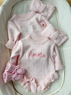 Personalizēts kokvilnas adīts bodijs ar galvas lentu (baby pink)