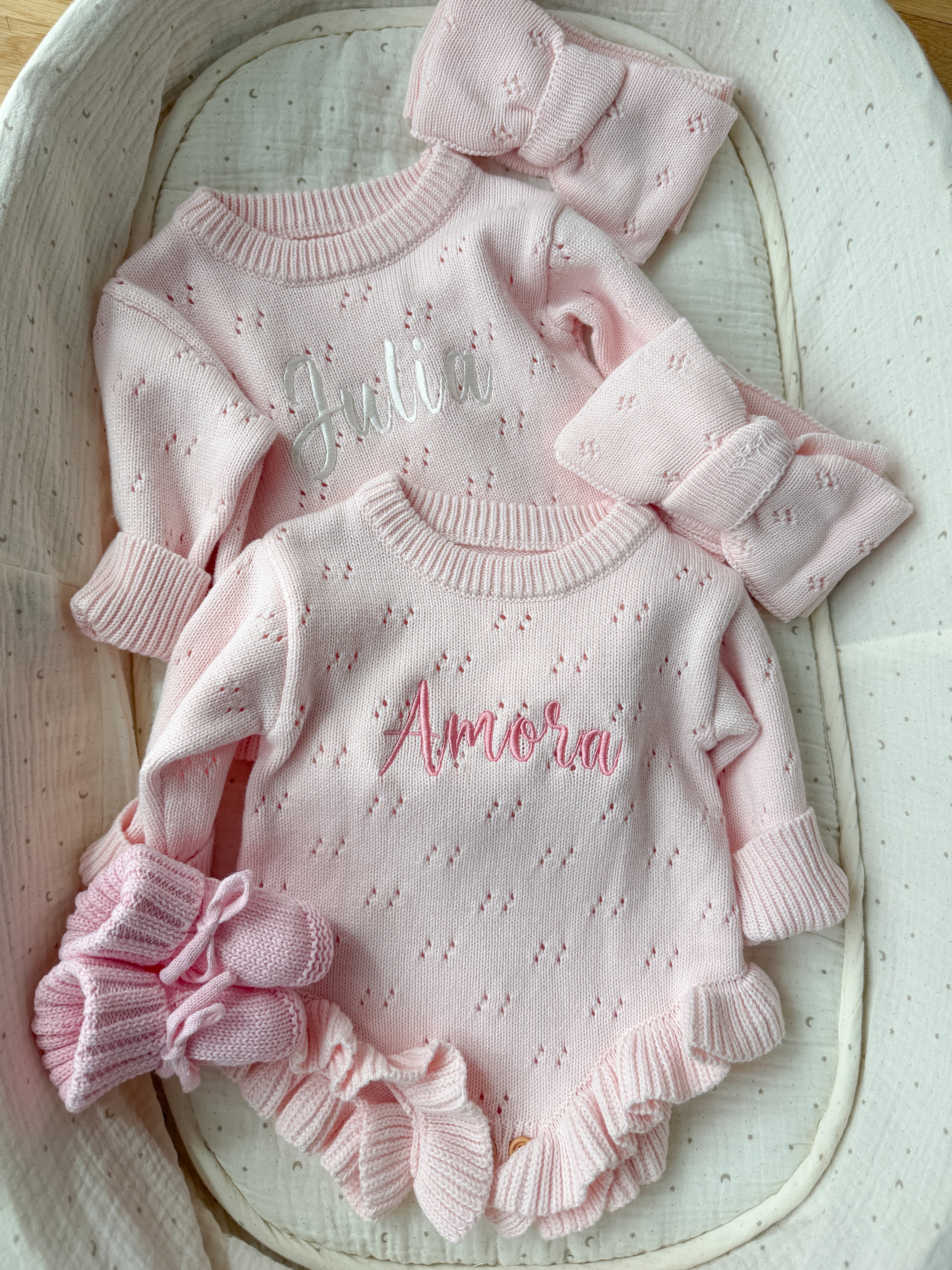 Personalizēts kokvilnas adīts bodijs ar galvas lentu (baby pink)