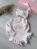 Personalizēts kokvilnas adīts bodijs ar galvas lentu (baby pink)