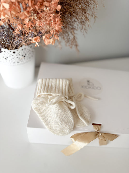 Cashmere baby socks - white   (0-3m)