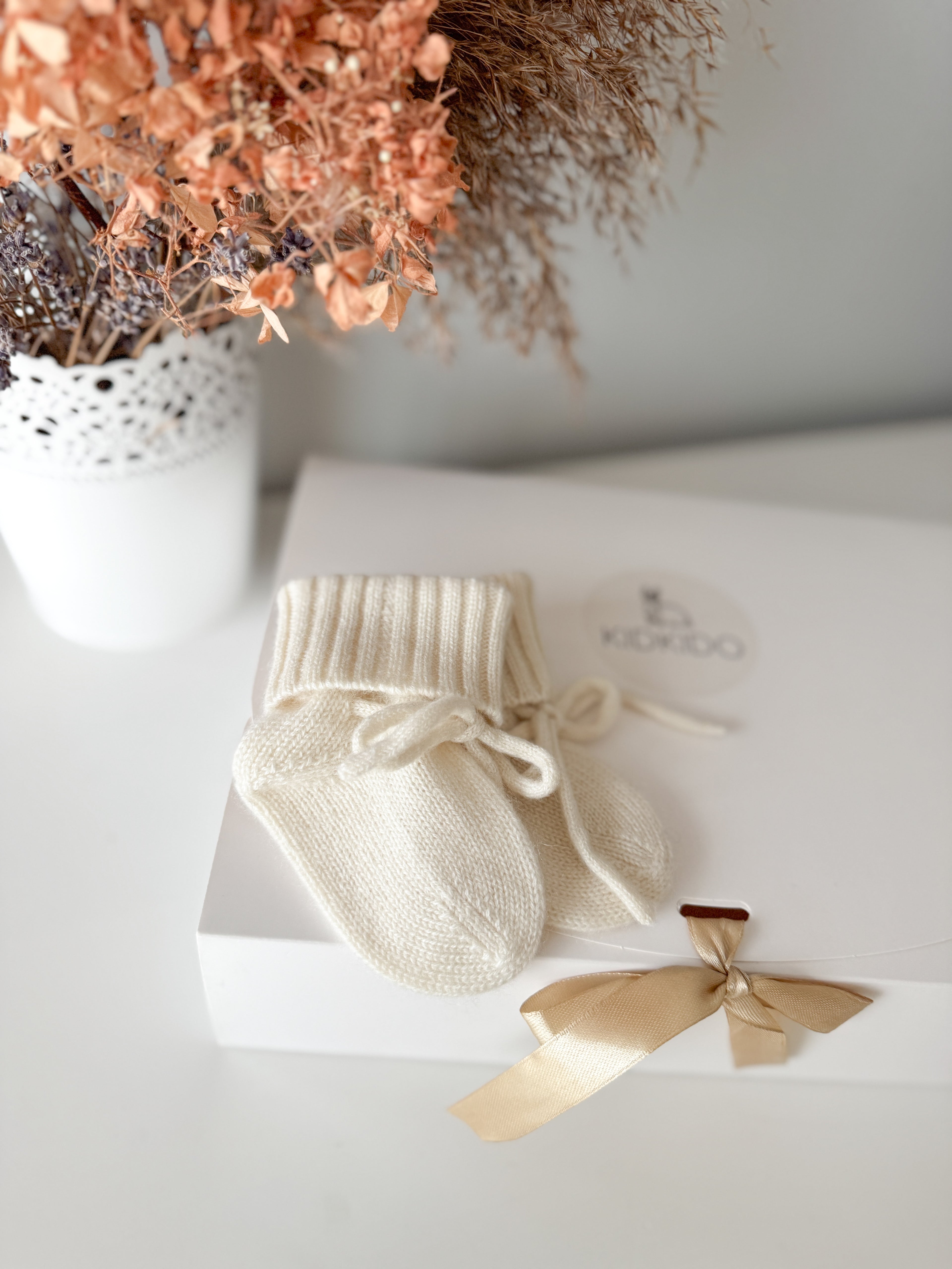 Cashmere baby socks - white   (0-3m)