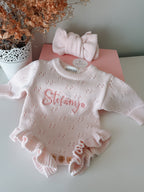 Personalizēts kokvilnas adīts bodijs ar galvas lentu (baby pink)