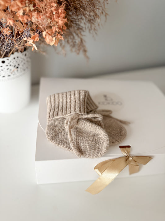 Cashmere baby socks - taupe  (0-3m)