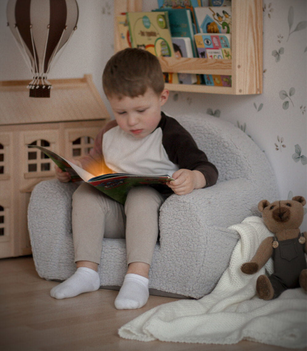Pūkains bērnu krēsliņš ar izšūtu vārdu – pelēks