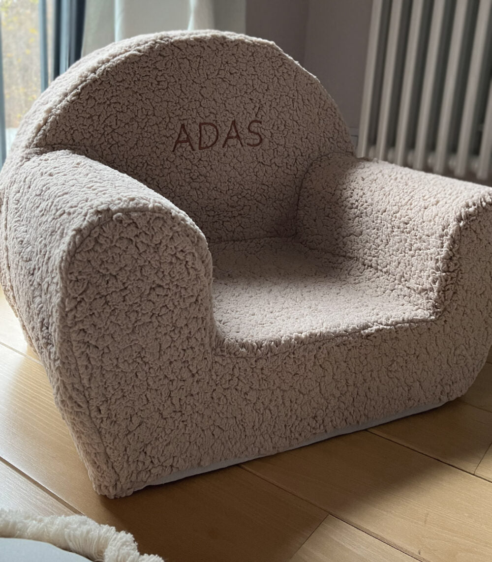 Pūkains bērnu krēsliņš ar izšūtu vārdu – bēšs