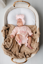 Personalizēts kokvilnas adīts bodijs ar galvas lentu (baby pink)