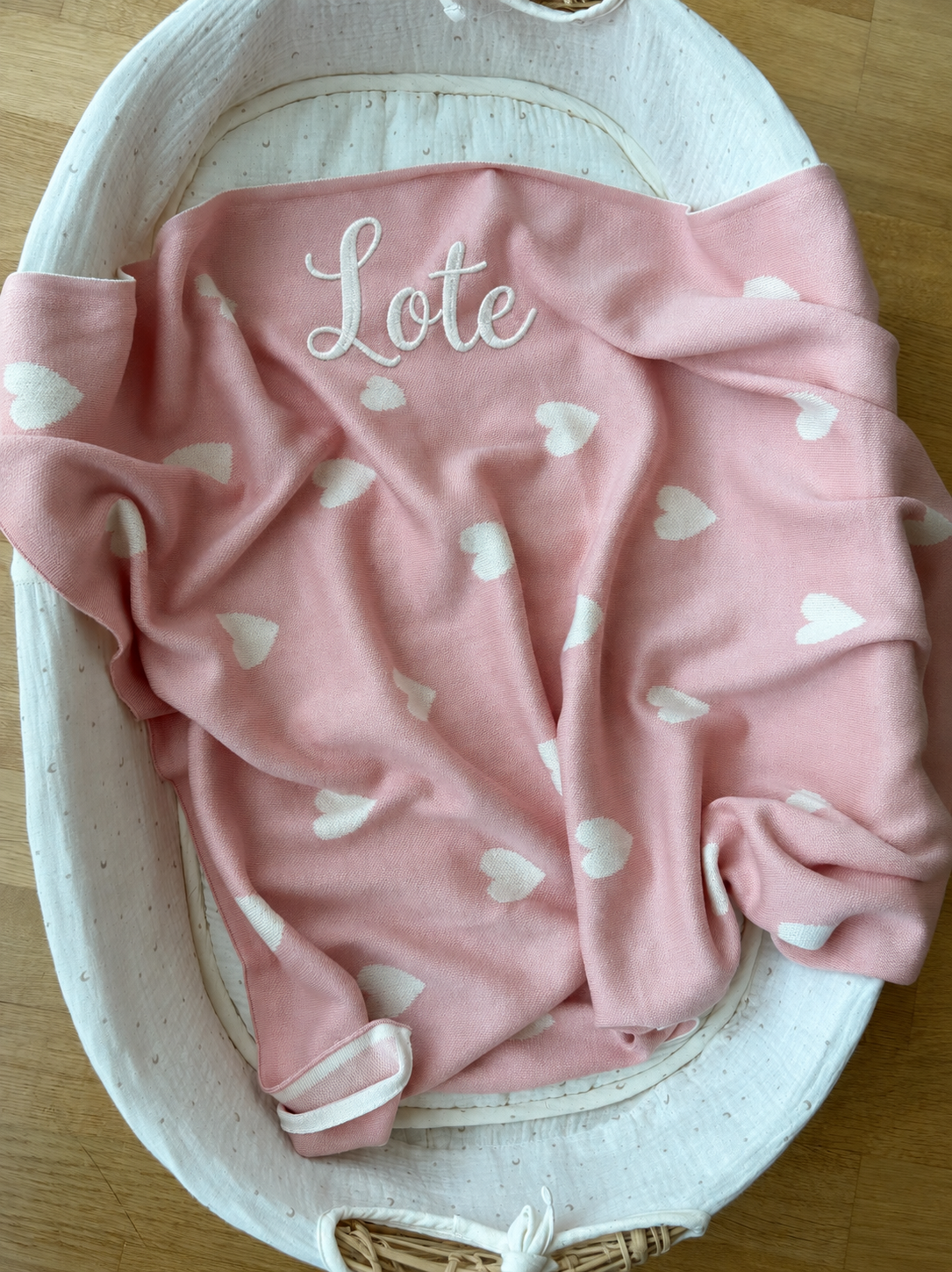 Personalizējama rozā sedziņa ar sirsniņām (70×90cm)