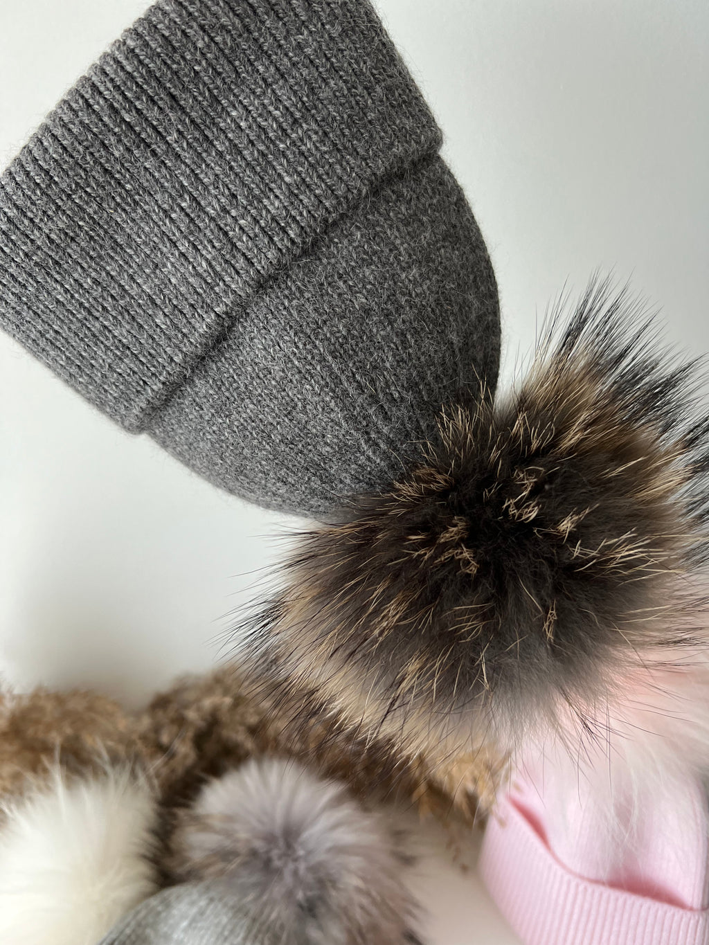 Kids cashmere hat (dark grey) 1 pom-pom