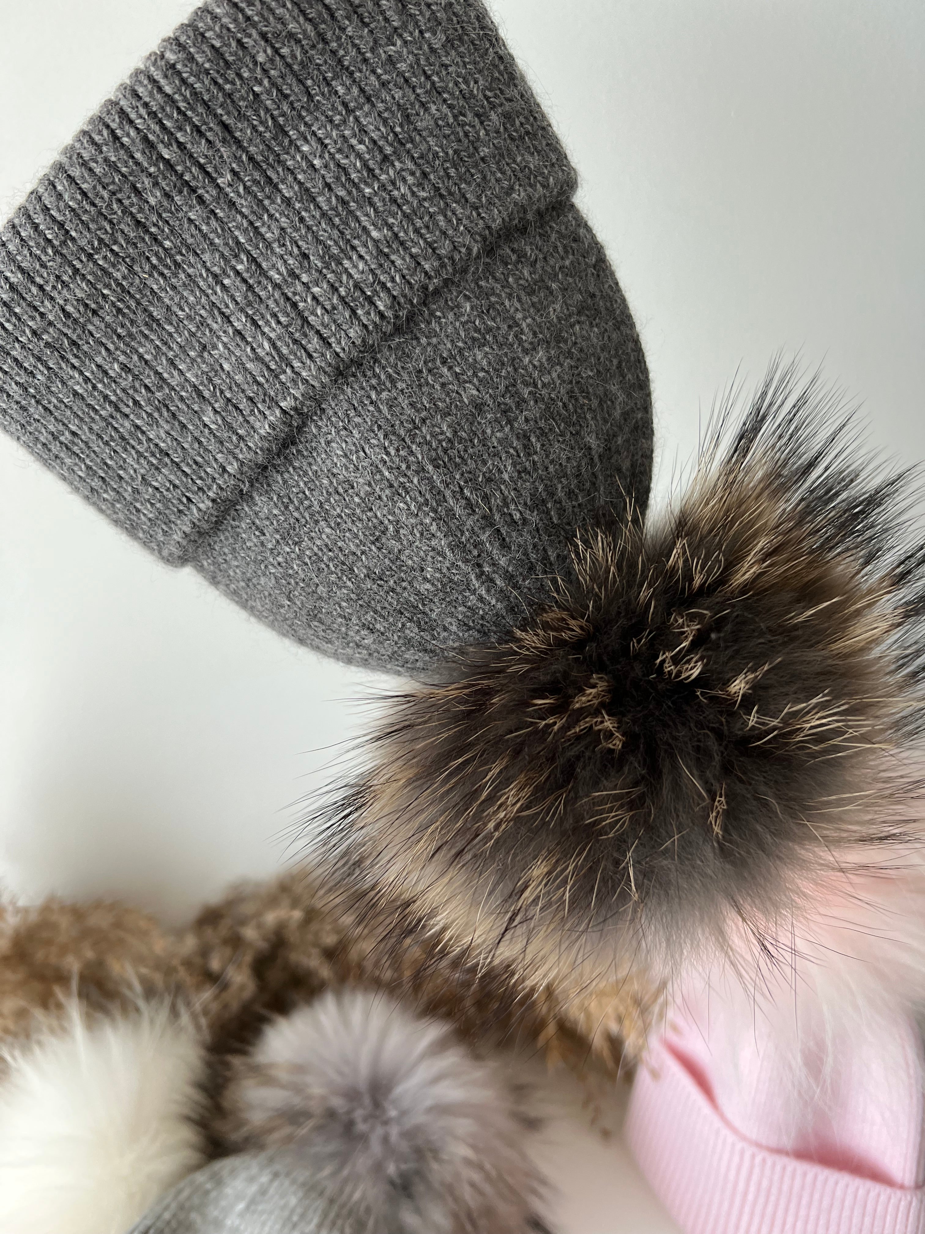 Kids cashmere hat (dark grey) 1 pom-pom