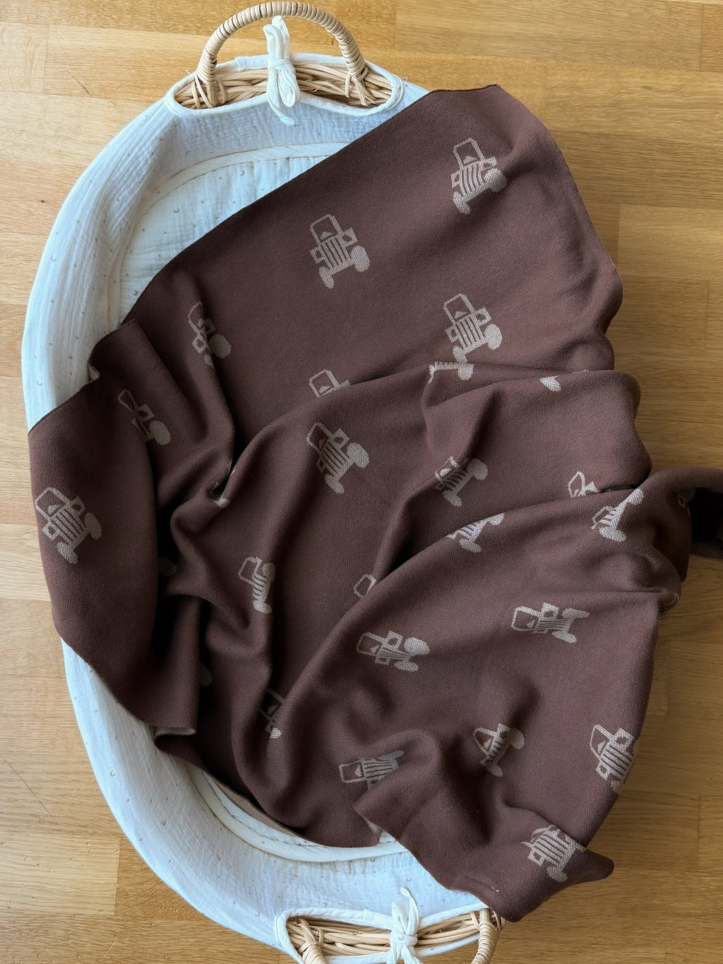 Personalizējama brūna sedziņa ar mašīnītēm (70×90cm)