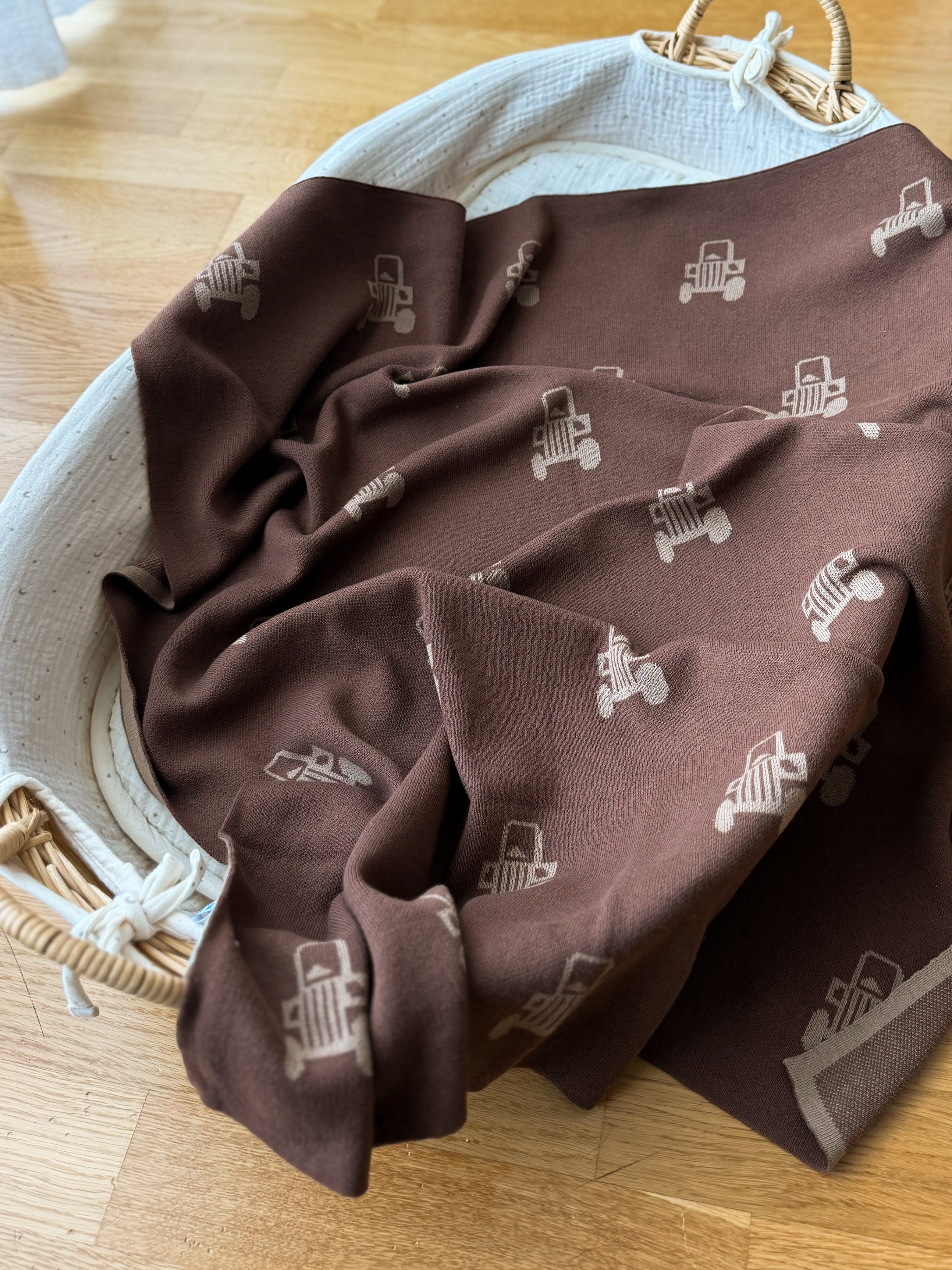 Personalizējama brūna sedziņa ar mašīnītēm (70×90cm)