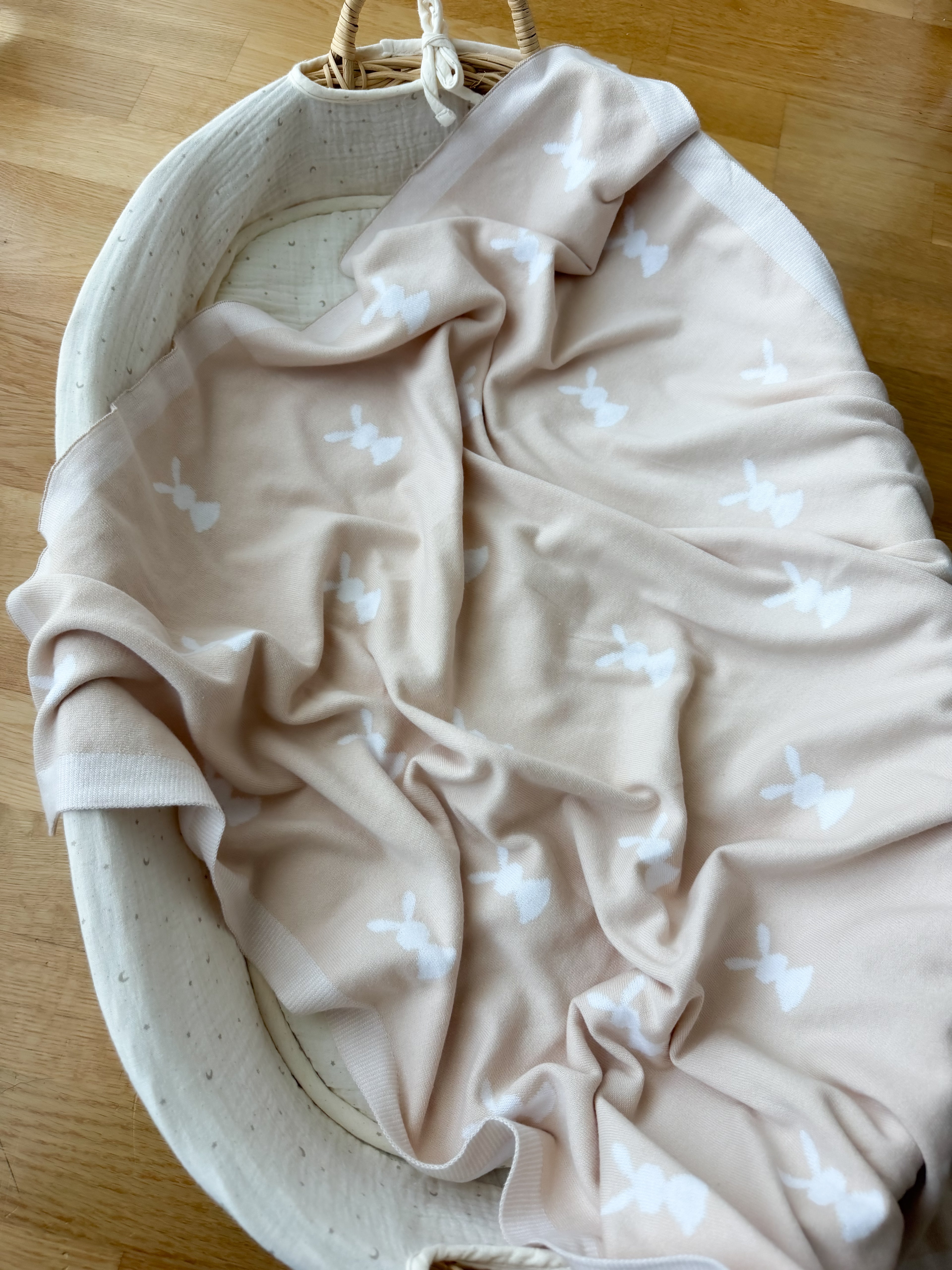 Personalizējama gaiša sedziņa ar zaķiem (70×90cm)