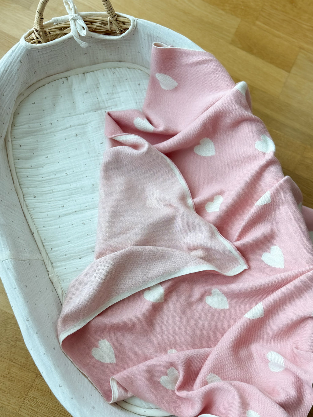Personalizējama rozā sedziņa ar sirsniņām (70×90cm)