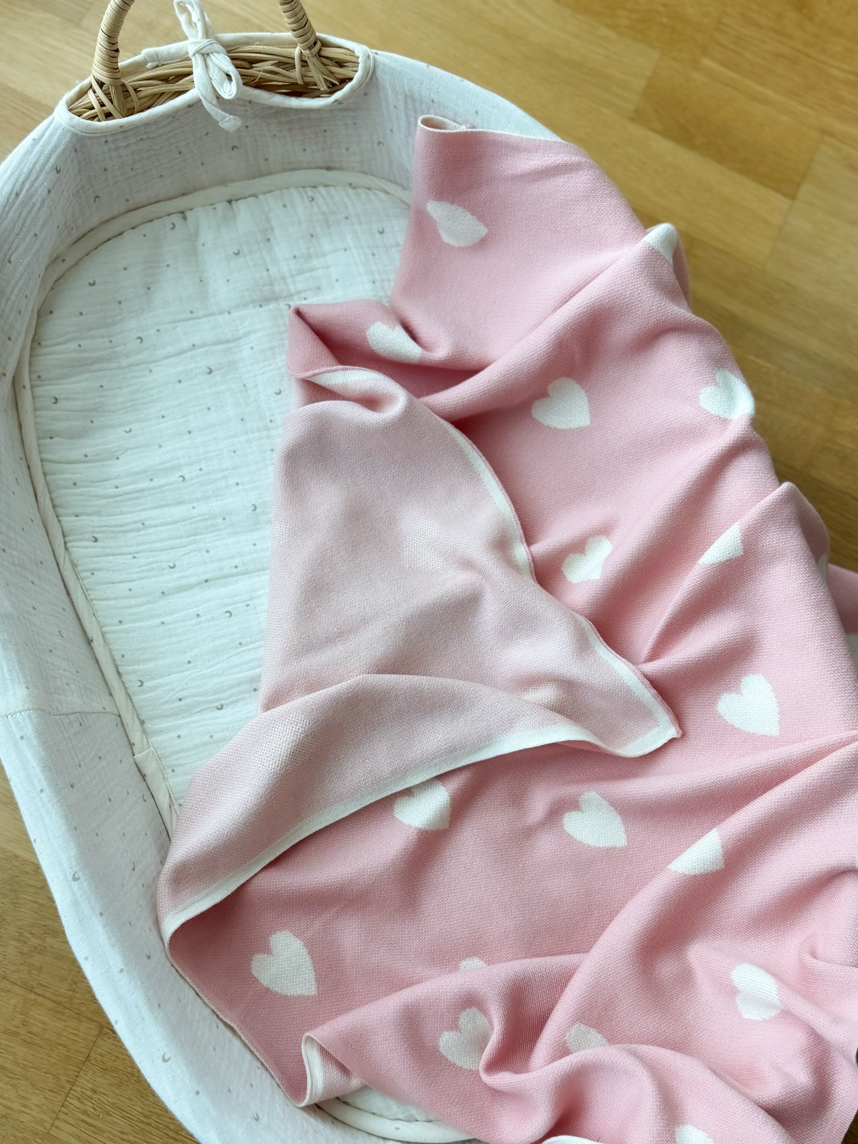 Personalizējama rozā sedziņa ar sirsniņām (70×90cm)