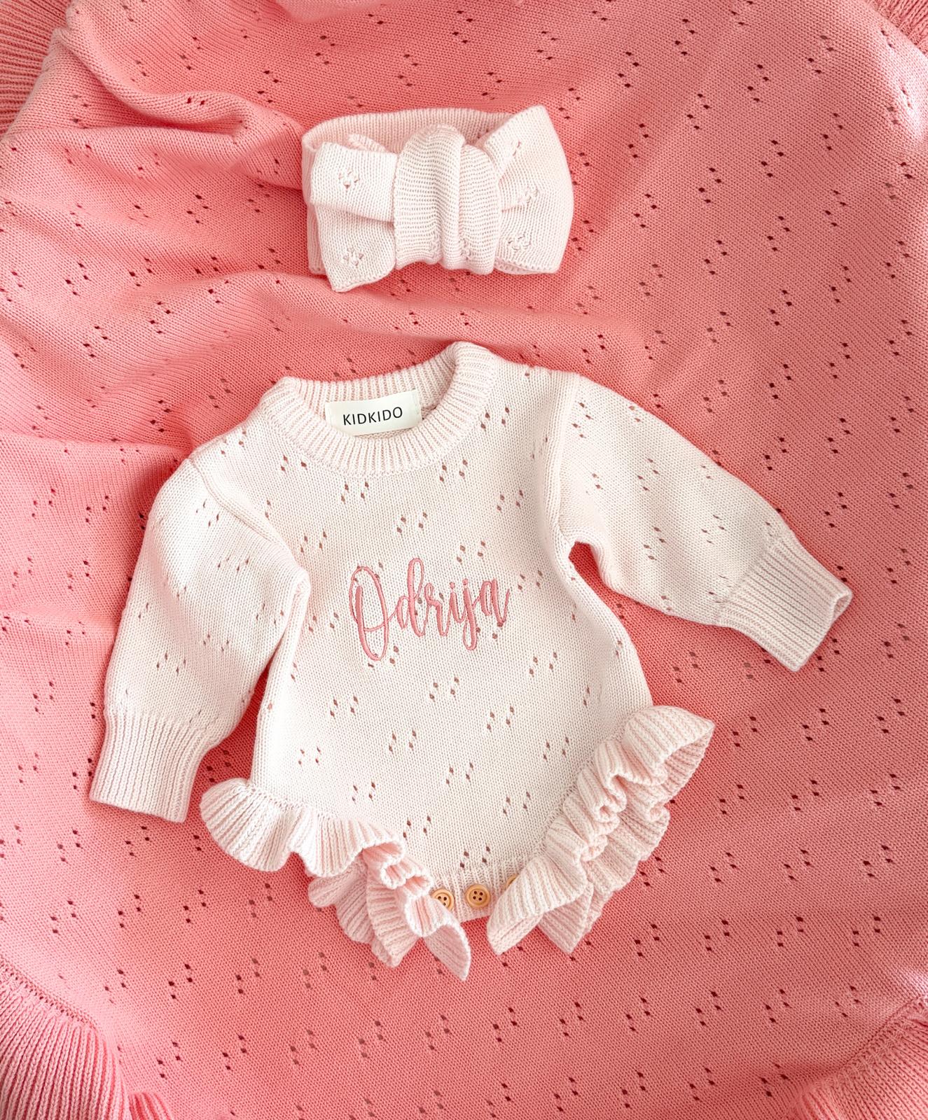 Personalizēts kokvilnas adīts bodijs ar galvas lentu (baby pink)