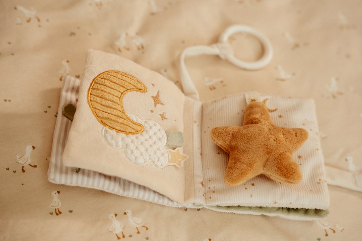 Little Dutch mazā mīkstā aktivitāšu grāmata ´Newborn Naturals´