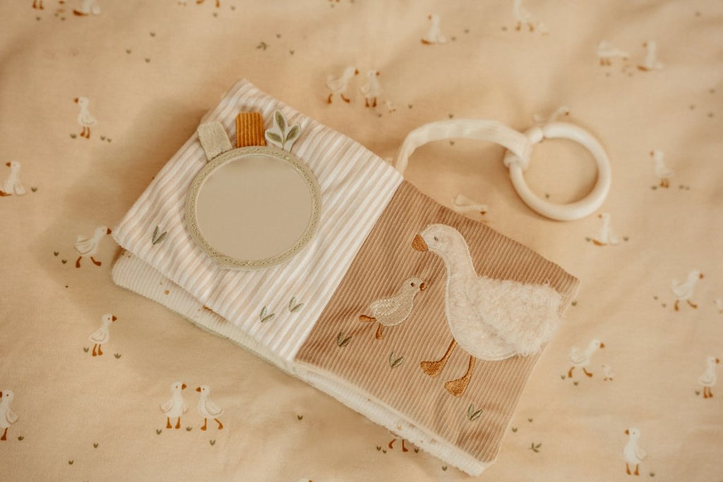 Little Dutch mazā mīkstā aktivitāšu grāmata ´Newborn Naturals´