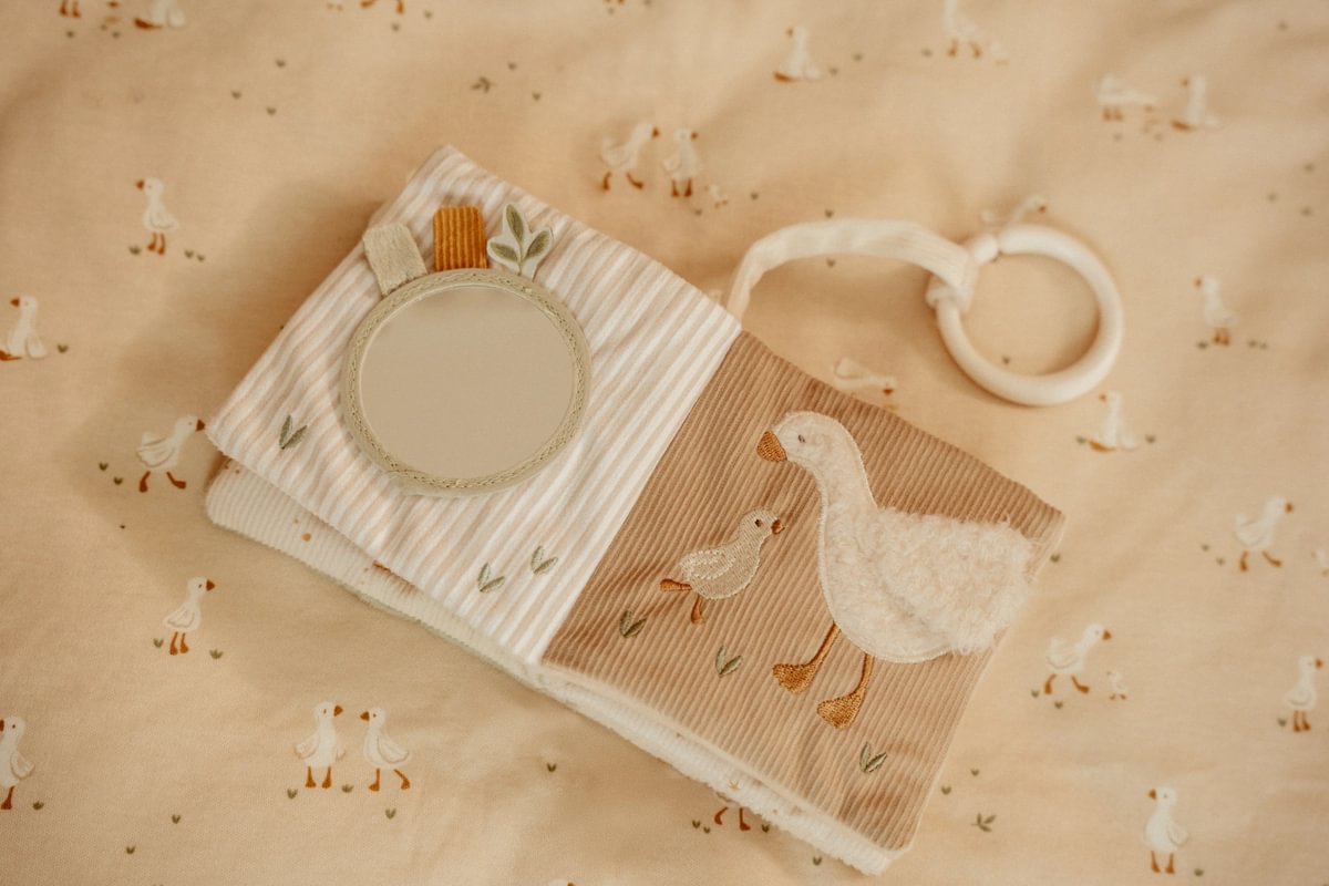 Little Dutch mazā mīkstā aktivitāšu grāmata ´Newborn Naturals´