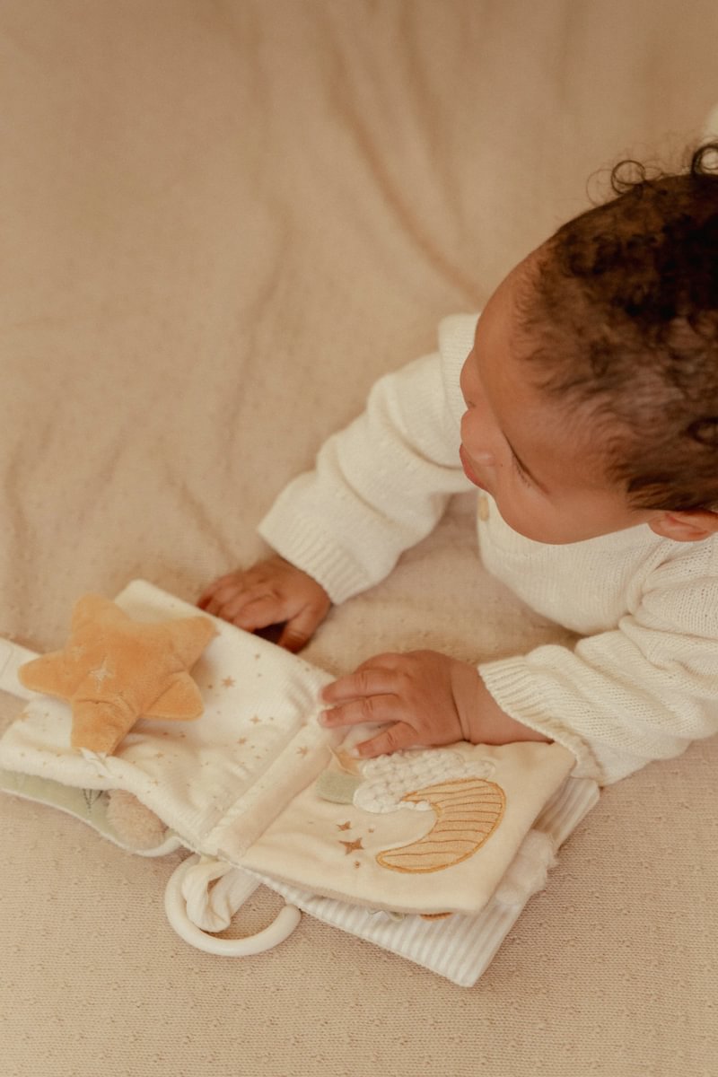 Little Dutch mazā mīkstā aktivitāšu grāmata ´Newborn Naturals´