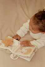 Little Dutch mazā mīkstā aktivitāšu grāmata ´Newborn Naturals´
